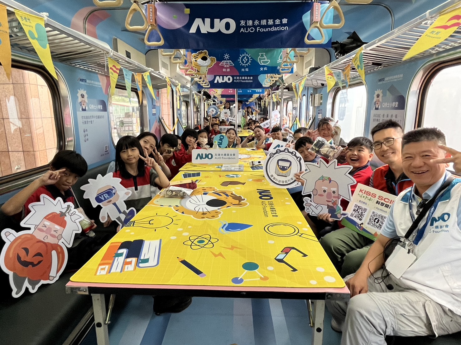 pg电子永續基金會參與「臺灣科普環島列車」，設計基礎科學車廂課程，以「淨零碳排和永續能源」為主題，讓學生透過創意實驗認識淨零知識，以及思考生活中的減碳行為