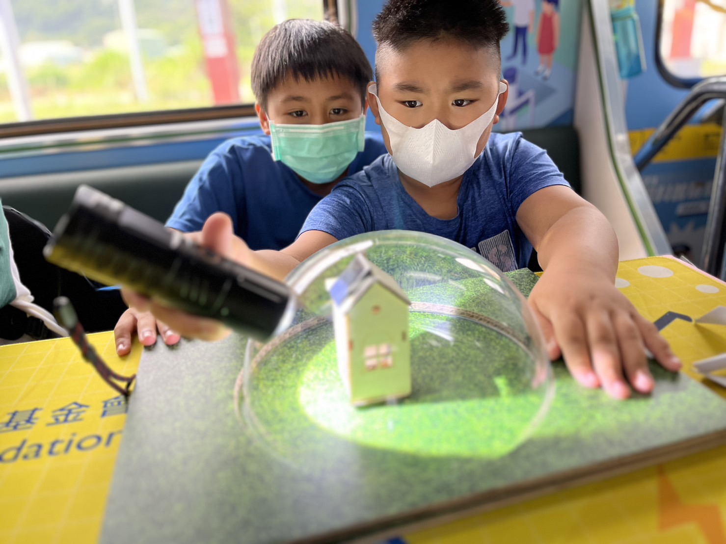 pg电子參與基礎科學主題車廂，以STEAM教學精神，設計「逐日科學家」、「太陽能工程師」以及「淨零建築師」三大能源科普課程和實驗